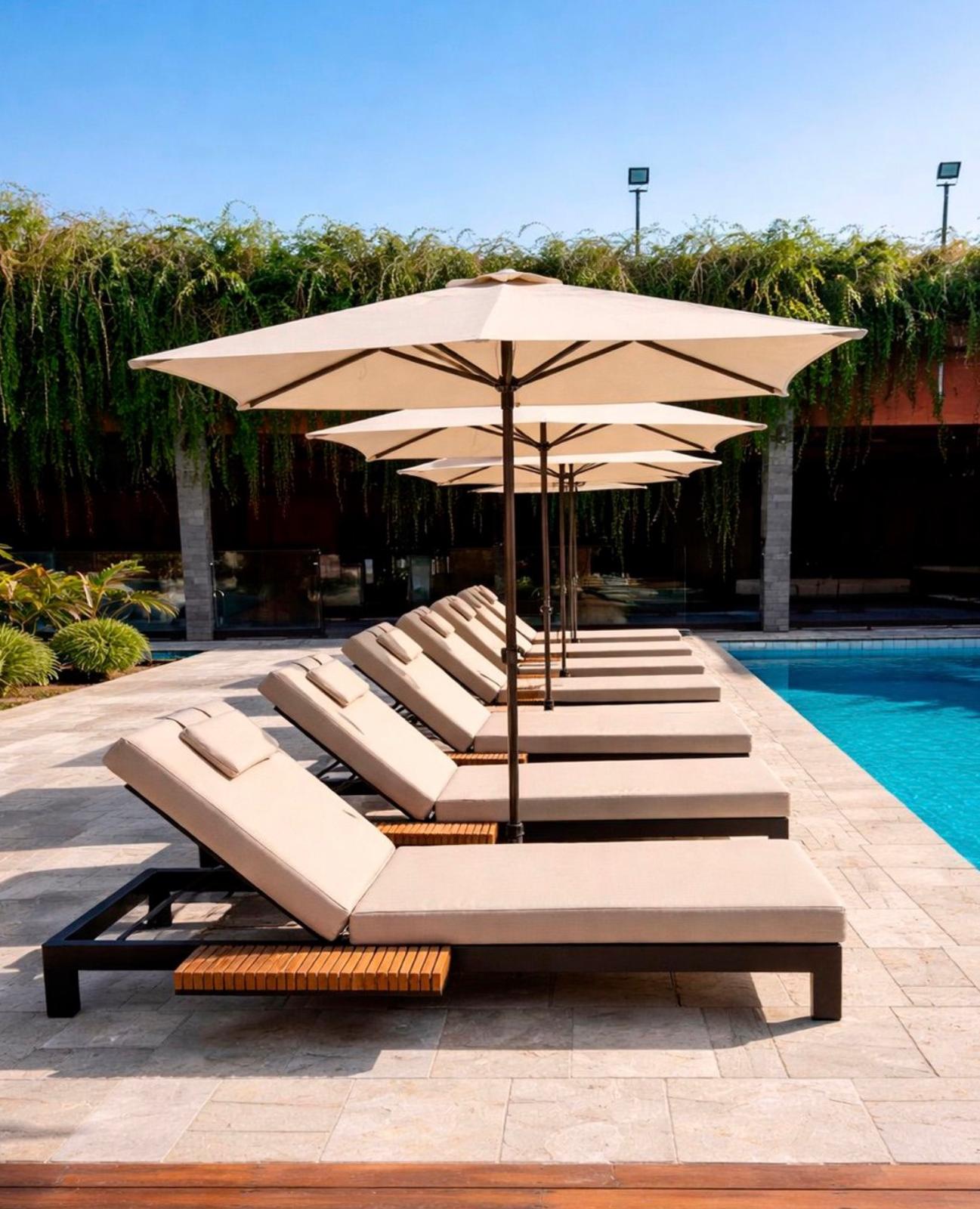 Área Externa — espreguiçadeiras à beira da piscina