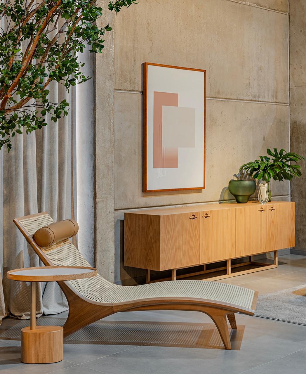 Ambiente Casa Mais — chaise lounge e aparador em sala de estar contemporânea