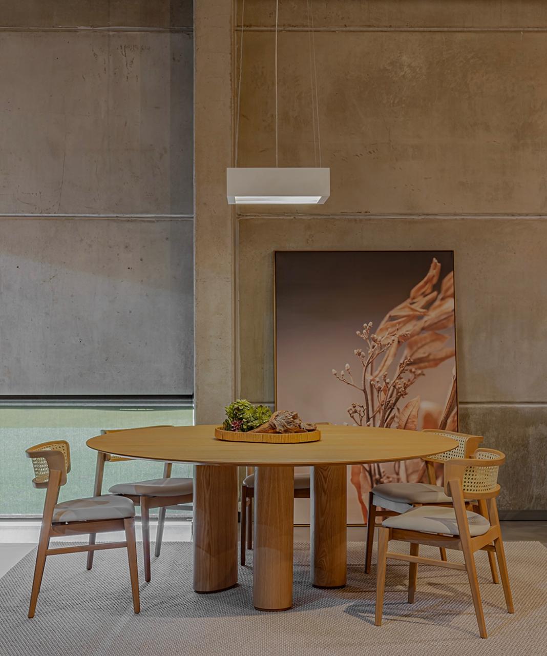 Detalhe de ambiente — mesa redonda e cadeiras