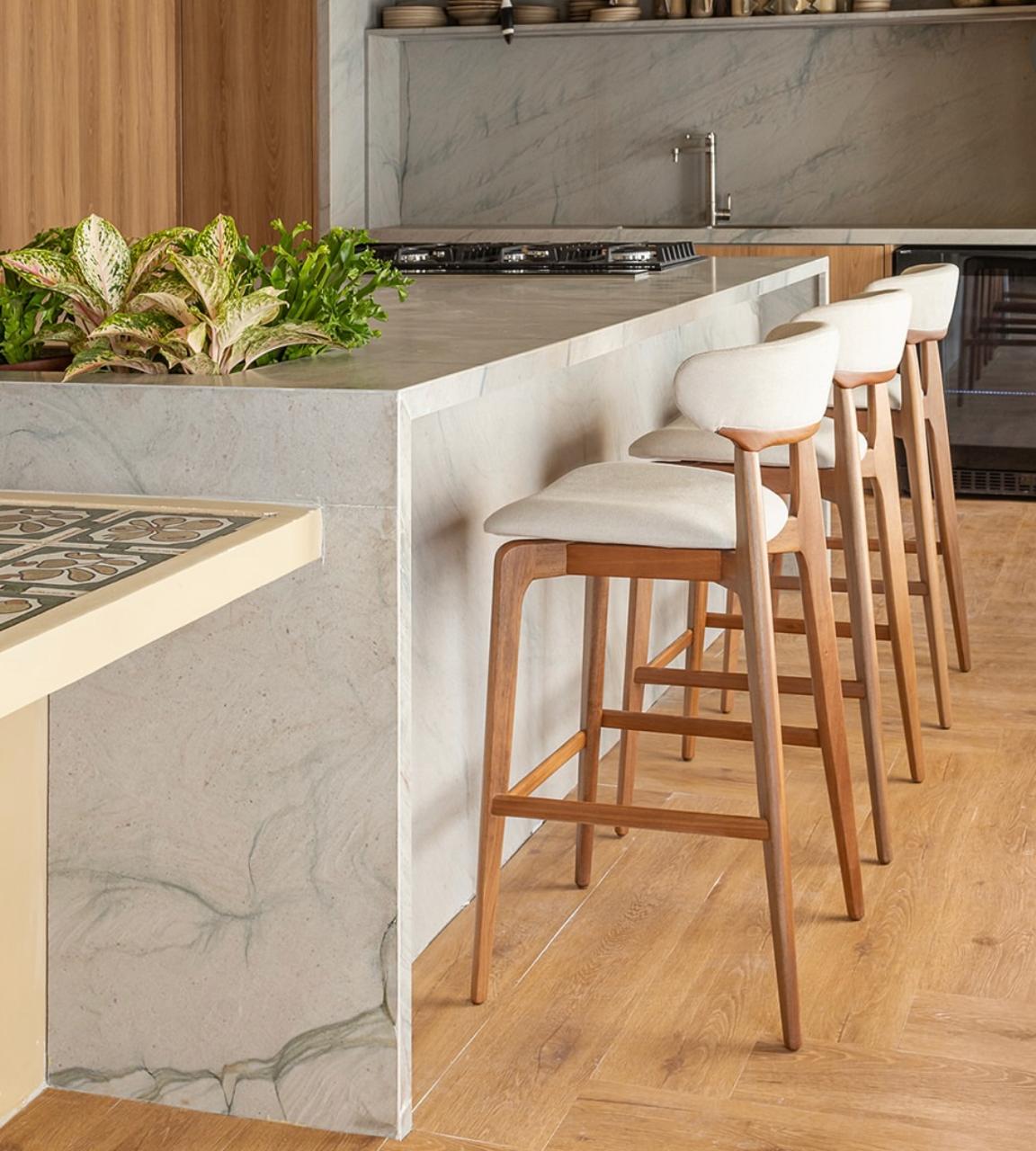 Banquetas altas em bancada de mármore