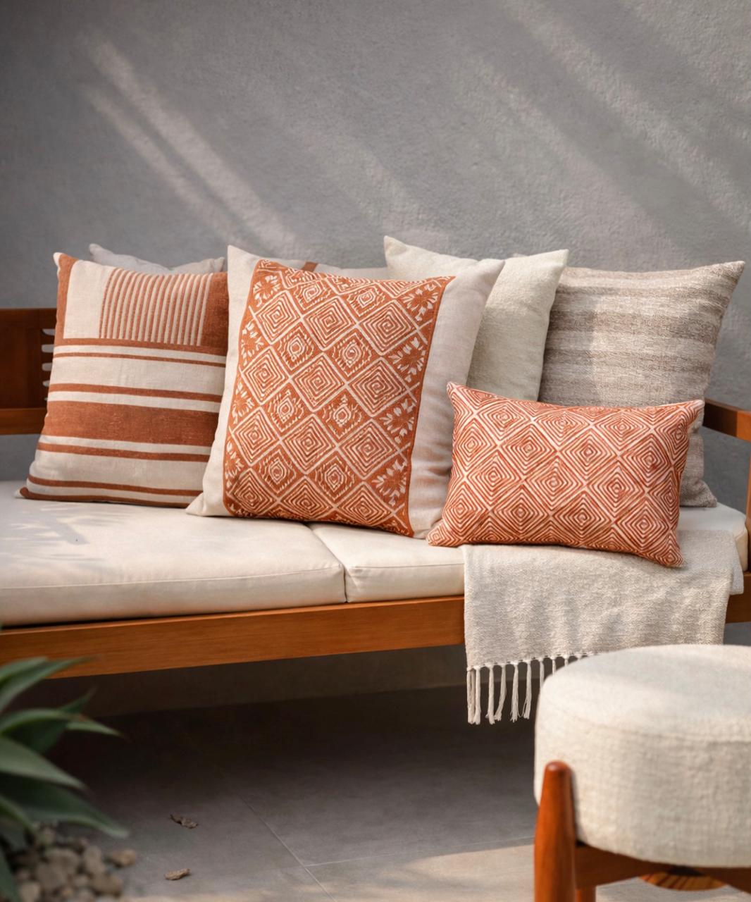 Banco externo com almofadas e pufe